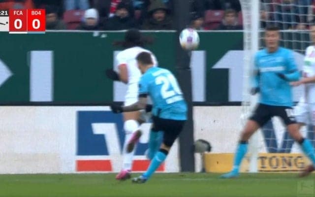 監督批判で放出された男の一撃！ 急落下→縦回転コントロールシュートが炸裂した瞬間　名門・バルセロナのカンテラ育ちの超絶テクニックにスタジアム騒然