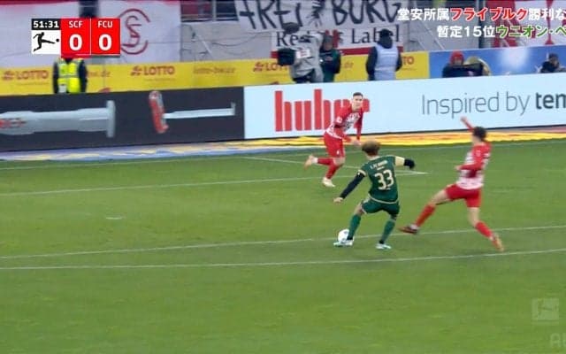 「これはイエロー」「踏まれてる」悪質スパイクに“悶絶土下寝” 堂安律の同僚が全速力ラフプレー→チェコ代表MF倒れこみサポーター動揺