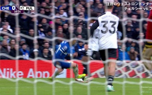 「あれはレッドカードだ」危険な踏みつけを“目撃”のフラム主将、レフェリー＆チェルシーDFを批判！「スタッド６本が全てウィリアンの足首に…」警告判定は誤審だった？