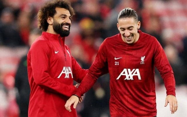 「サラーの圧倒的センス」リバプールの選手が“だるま落とし”に挑戦！想像以上の実力差にファンが驚き「ツィミカス酷すぎる（笑）」「直しちゃダメよ」