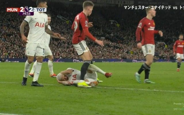 「当たってないだろ！」悪童の“迷演技”にスタジアム中から大ブーイング！競り合い直後に頭を押さえて倒れ込む姿にサポーターブチギレの一部始終