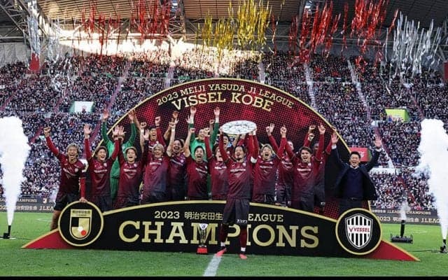 「めちゃくちゃ黒い」「強そう」J1王者・神戸の新ユニフォームは黒が強めに！「まじでかっこいい」「昔の神戸を思い出す」