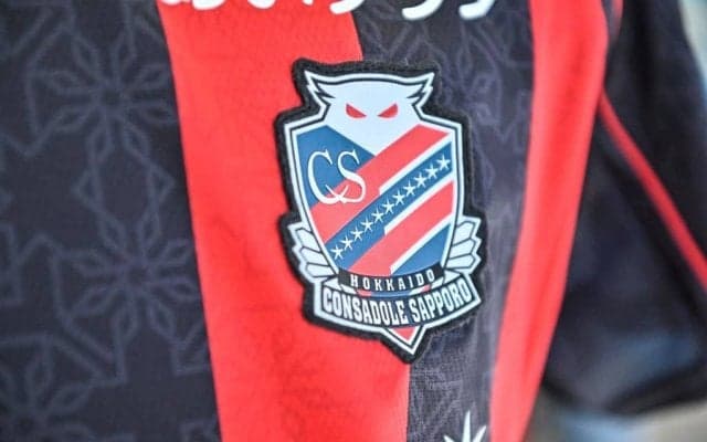 「ポンチョと言うには勿体ない」J1札幌の新ポンチョに賛辞が相次ぐ！「これは4thユニフォーム(雨ユニ)」「完全に普段使いもできそう！」などの声が広がる