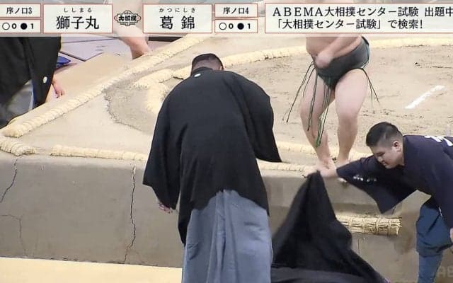 審判の親方もちょっと痛そう…必死に戦う序ノ口力士がダブルで落下＆激突「かなりの直撃」「思いっきり、被弾しとる」