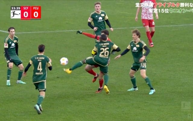 ボール獲れるだろ！肉弾空中戦で味方同士の激しい口論勃発 膝蹴り誤爆→ファウル判定→ブチギレの珍プレーにスタジアム騒然