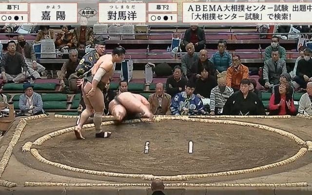 土俵を転がる力士に行司が足をひかれるハプニング 高速で迫ってきた太い両足を避けられず 館内ファンもざわめき