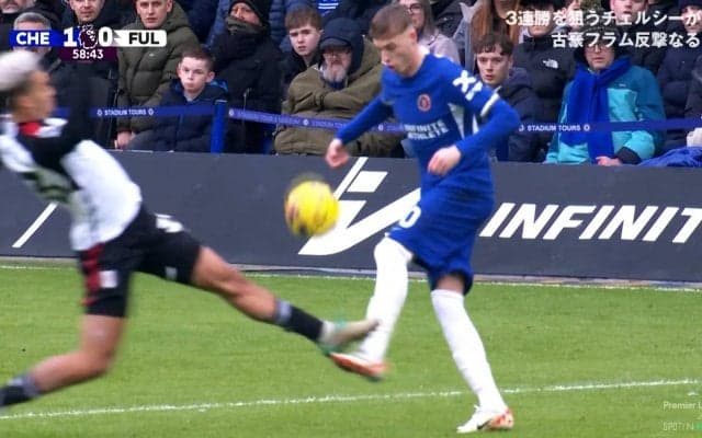 「天才すぎ」驚愕の“ネイマール風シャペウ”で若きレフティーが輝いた瞬間！チェルシー逸材の華麗なテクニックに元日本代表たちも「上手い！」と唸る