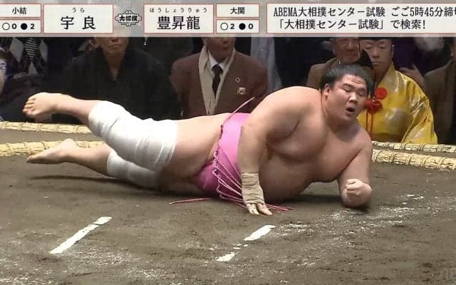 「これでダメなのか…」土俵に這った宇良が呆然 館内ざわつく剛腕大関の“規格外投げ”に吹っ飛ぶ衝撃シーン