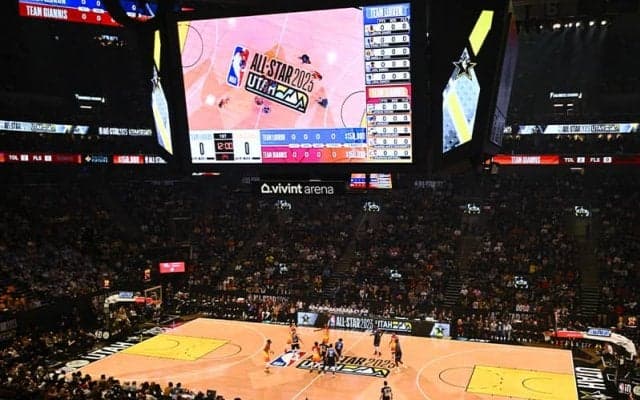 空港内にバスケ“フルコート”が誕生…オールスターへ向けて期待高まる演出