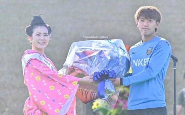 J1川崎、沖縄キャンプ入りで歓迎式典！「恩納村民は強力なサポーター」と熱いエールを受け、地元特産品などの贈呈も……鬼木達監督「期待に応えたい」