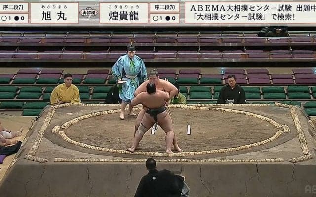 来る、来るのか！？来ないんかーい 審判の親方、落下しそうな力士に“避難体勢”も取り越し苦労の肩透かし