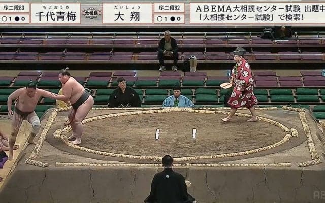 ケガしちゃダメ！相撲界“新春助け合い”運動 土俵から落ちそうになった対戦相手を両手でがっちりキャッチ 先輩からも“助かった”ポーズ
