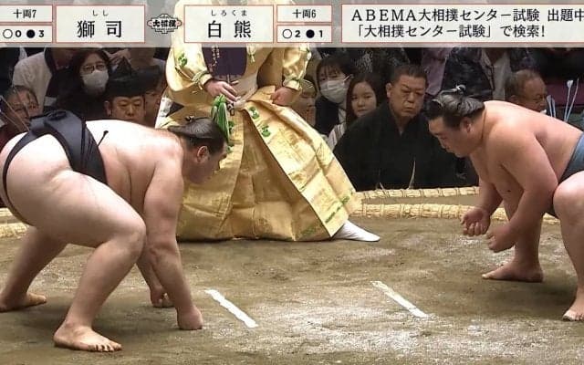 土俵上で実現した究極の“アニマル対決”獅司と白熊、パワー勝負は立ち合いから波乱＆ド迫力で館内大賑わい「猛獣最強の座をかけて」