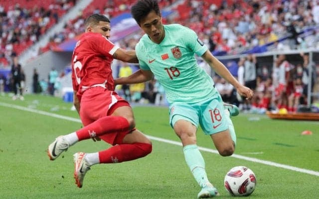 「何をやってる？」「下手をすれば失明」アジアカップで顔面キックもノーカード、中国代表MFが顔を負傷したプレーが物議
