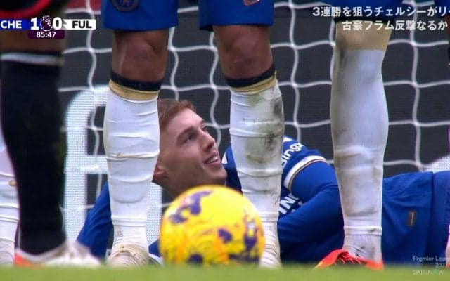 「面白すぎる」激闘中とは思えない“寝そべり”で自宅並みにリラックスする珍シーン！チェルシー逸材の独特ブロックに「なんでこっち向き？w」「寝とる」「可愛い」