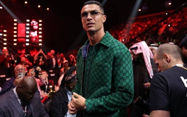 C・ロナウドが新たなフェラーリを購入！車とマッチした全身『グッチ』のコーディネートにもファン注目「キングの組み合わせ」