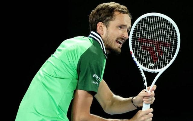 メドベデフが2セットダウンから大逆転勝利で3回戦へ。深夜3時40分にまで及ぶ死闘に「この一戦は確実に僕の記憶に残る」[全豪オープン]