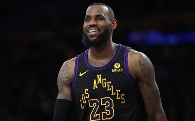 レブロンがマブス戦で流れた“自身の記録”に反応「何だって？ そりゃすごいな」