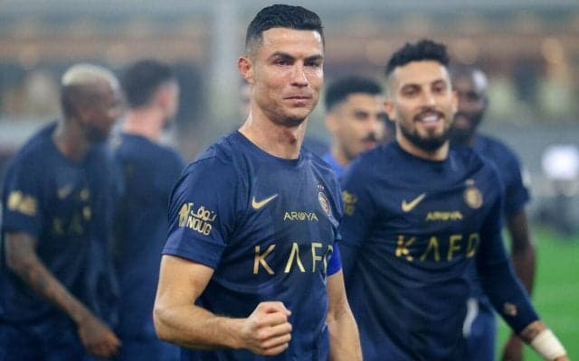 「なんて共演だ」「美男美女」C・ロナウドと世界一の美女選手とお決まりのポーズ、マルコビッチは「信じられない！」と夢叶える