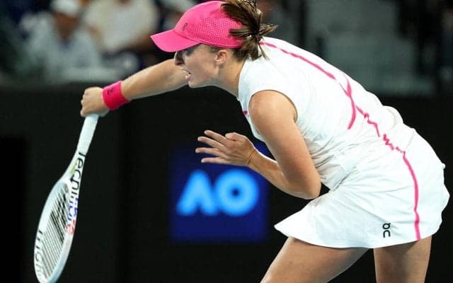 女子テニス世界ランキング1位、シフィオンテクがゲーム前に華麗なサッカーボール捌きを披露「レヴァンドフスキと良いコンビになる」