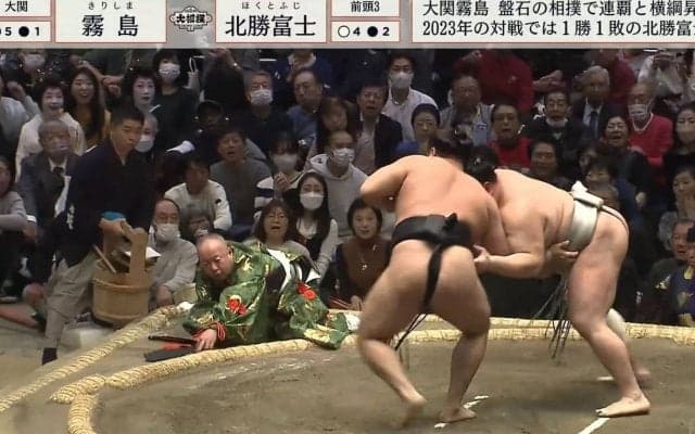 行司が激しく転倒する“危ない”ハプニングに館内騒然「こんなに派手に転ぶなんて」「行司さん大丈夫？」心配の声