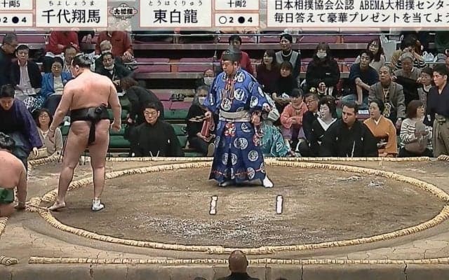 強烈な張り手に一発KOか…力士が突如失速、足元がおぼつかない様子に「フラフラしてる」「ん？どした」館内どよめき