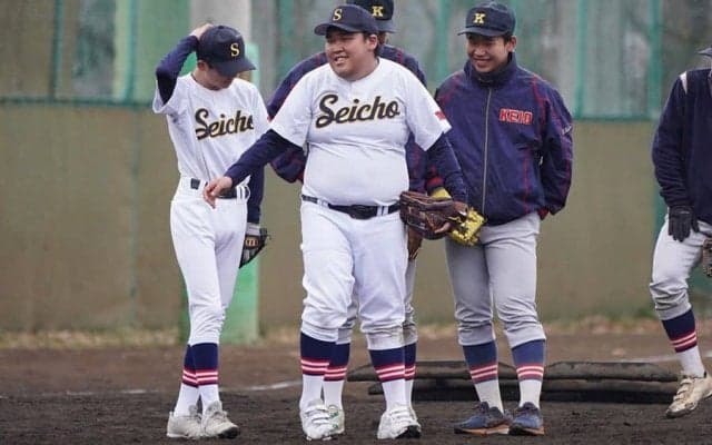 慶応高が知的障害持つ球児と合同練習するワケ　おそろいストッキングに見えた“絆”