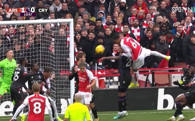「飛びすぎだろ！」「高すぎワロタ」ブラジル代表DFの超人的な跳躍力が話題に 「滞空時間すごい」驚異的な身体能力から豪快に突き刺したド迫力ヘディング弾の瞬間