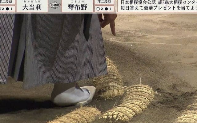 俵を指差し確認の“珍光景”も…長い協議で漂う緊張感が視聴者に伝染 20歳行司の表情変化に「行司さんが泣きだしたら……」「不安そう」