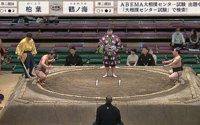 「力士より行司がデカい」小兵対決で驚きと困惑の声 “パッと見”の印象が招いた珍事か「立派なふくらはぎの行司さん」