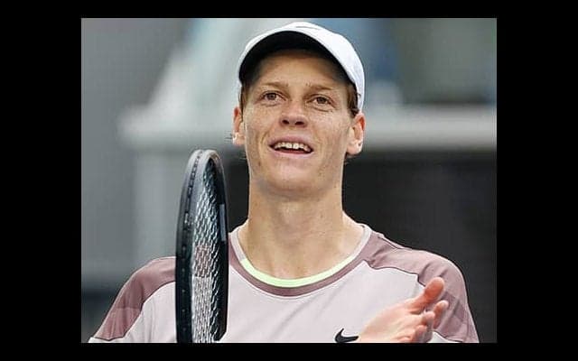 唯一の失セット0 シナー8強へ