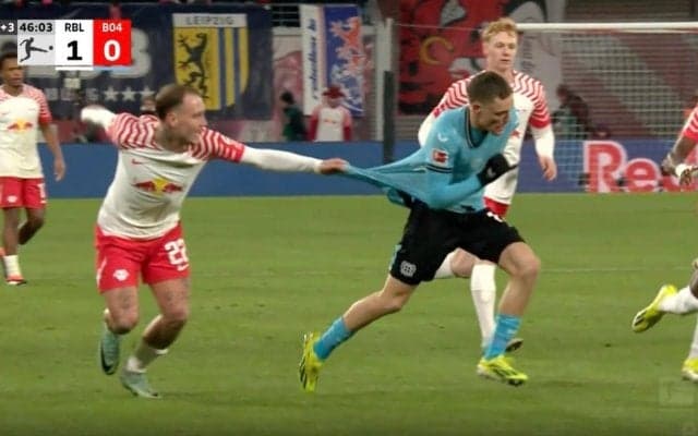 “市場価値爆上がり男”がブチギレ 「審判どこ見てんだよ」「ファウルだろ！」 酷すぎる“ユニフォーム引っ張りシーン”　解説者も同情するミスジャッジが起きた瞬間