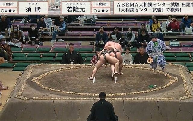 軍配差し違えで無念の黒星も…心こもった所作に好感と称賛の声 投げに耐えて顔面すりむき出血、髷が土俵に…