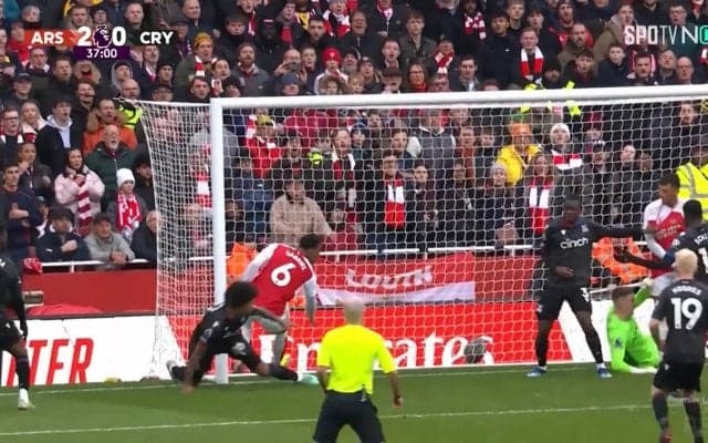 「どうした？」「本当にすごいぞ」ブラジル代表DFがストライカー級の大暴れ！相手のマークを振り切り体ごとゴールに突っ込んだ決定的瞬間「ガブリエウが止まらない」