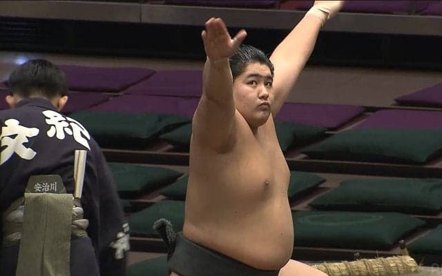 「体つきが序ノ口じゃないw」迫力の全勝対決に驚嘆 物言いがつく熱戦に「いい相撲」