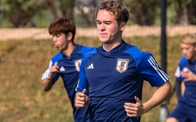 「刺激的なことがいっぱい」日本代表のトレーニングパートナーとして帯同中の神戸DF本間ジャスティンが感じた凄い選手「転がされている感じがする」