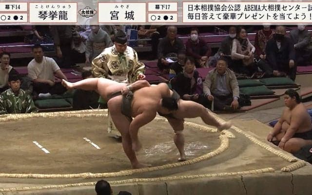 背中で投げた？！ 発生確率「0.01％」の“珍手”に館内どよめき 「これこそ大相撲」「決まり手は何？」興奮と困惑の声