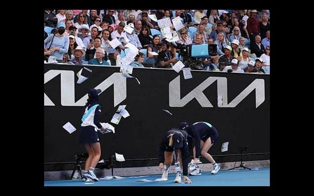  コートに紙投げ込み 試合が一時中断 