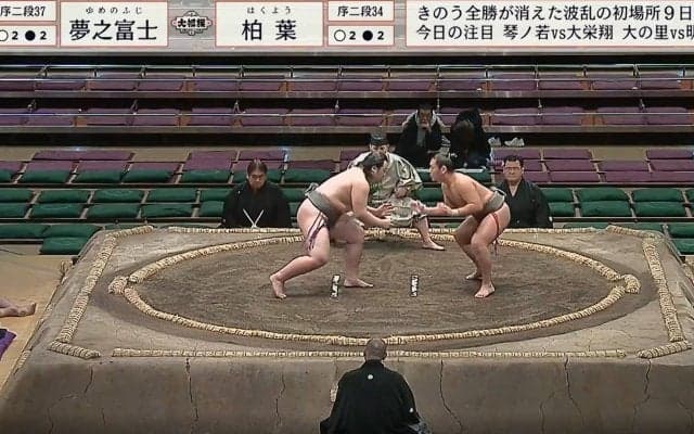 行司「激おこ」立ち合い“待った” 力士が対照的な“やっちまった”リアクションの瞬間