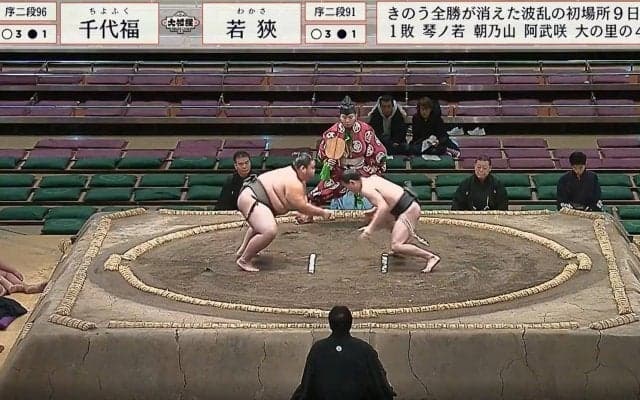 20歳小兵力士、体重2倍の巨漢力士を“秒”で電車道 痛快な白星に館内拍手