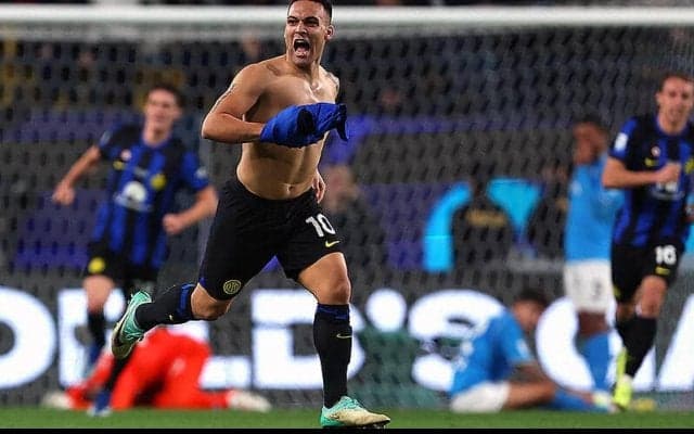 インテルが10人ナポリ撃破で3連覇達成！　千両役者ラウタロが後半ATの決勝弾【スーペル・コッパ】