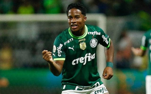 信じられない17歳…夏にレアル加入のFWエンドリッキが空港で見せた行動が話題、苦しむ靴磨きの男性に快く寄付