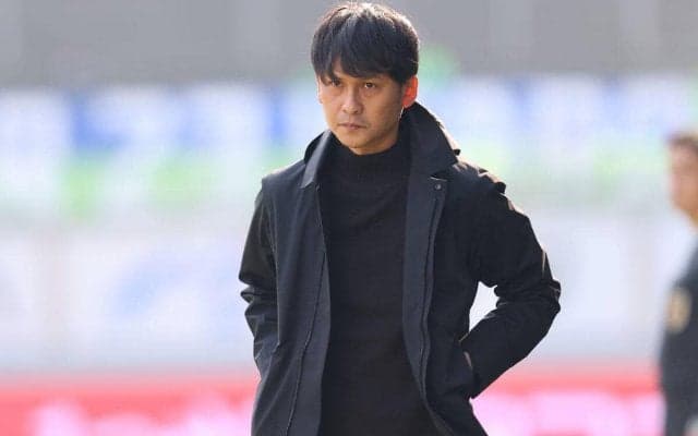 「勝利した時より笑顔」「癒される」いつもクールな鳥栖・川井健太監督の笑顔にファンが反応！試合とは異なる服装にも注目の声「黒じゃない！？」