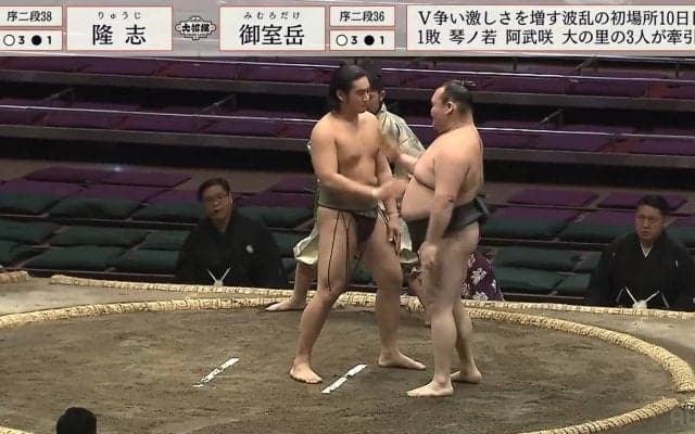 先に突っかけたのに足元ツルン！若手力士が「待った」に救われた“あわや自爆”という一瞬の出来事