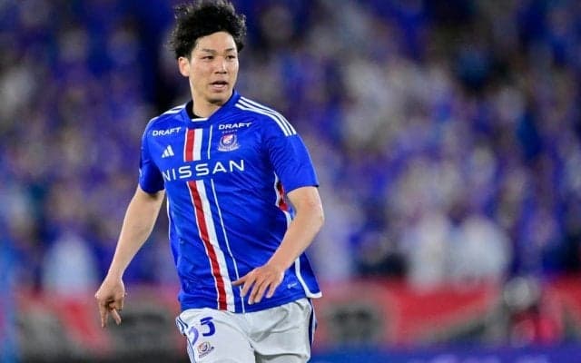 「意外と似合ってた」欧州挑戦決定のサッカー日本代表DFが早くも新ユニフォームを披露！「赤も似合ってるぞ！」「第2の渡辺剛に」などの声が広がる