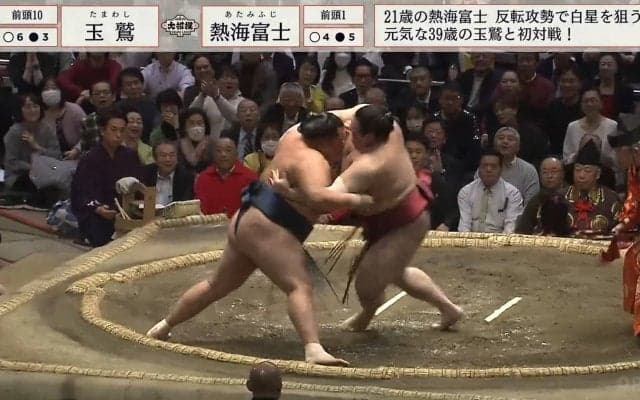 どっちが勝った？と館内騒然 俵ぎりぎり残った白熱の取組、衝撃の結末は両者同時ゴロン1回転「想像をこえる展開」