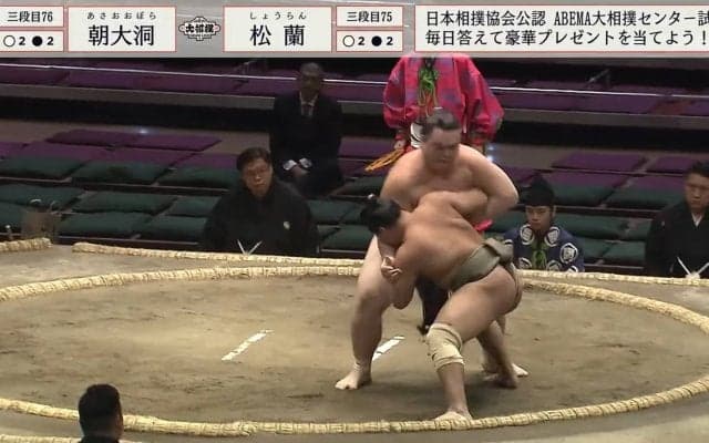 脱出ルートがそこにはあった！追い詰められた若き小兵、巨漢力士の脇をスルリの“曲芸回避”