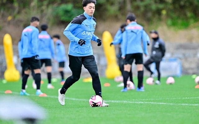 「当然ながら、自分の名前では噛まないな」J1川崎の「オランダ帰り」DFが自己紹介だけでファンを魅了！「ファン〜ケンまでがめちゃくちゃ速い」「流石ご本人」などの声