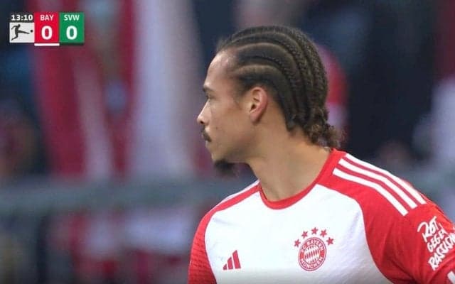 「浅野なら食べるぞ！」 試合を中断させたサポーターの抗議にイラついた瞬間　投げ込まれた大量のチョコにバイエルンFWが呆れ顔