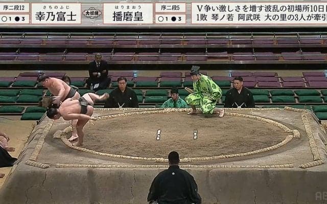 物言いする？しない？微妙な一番に審判の親方衆が無言の目配せ なんとも言えない雰囲気が漂う土俵周辺